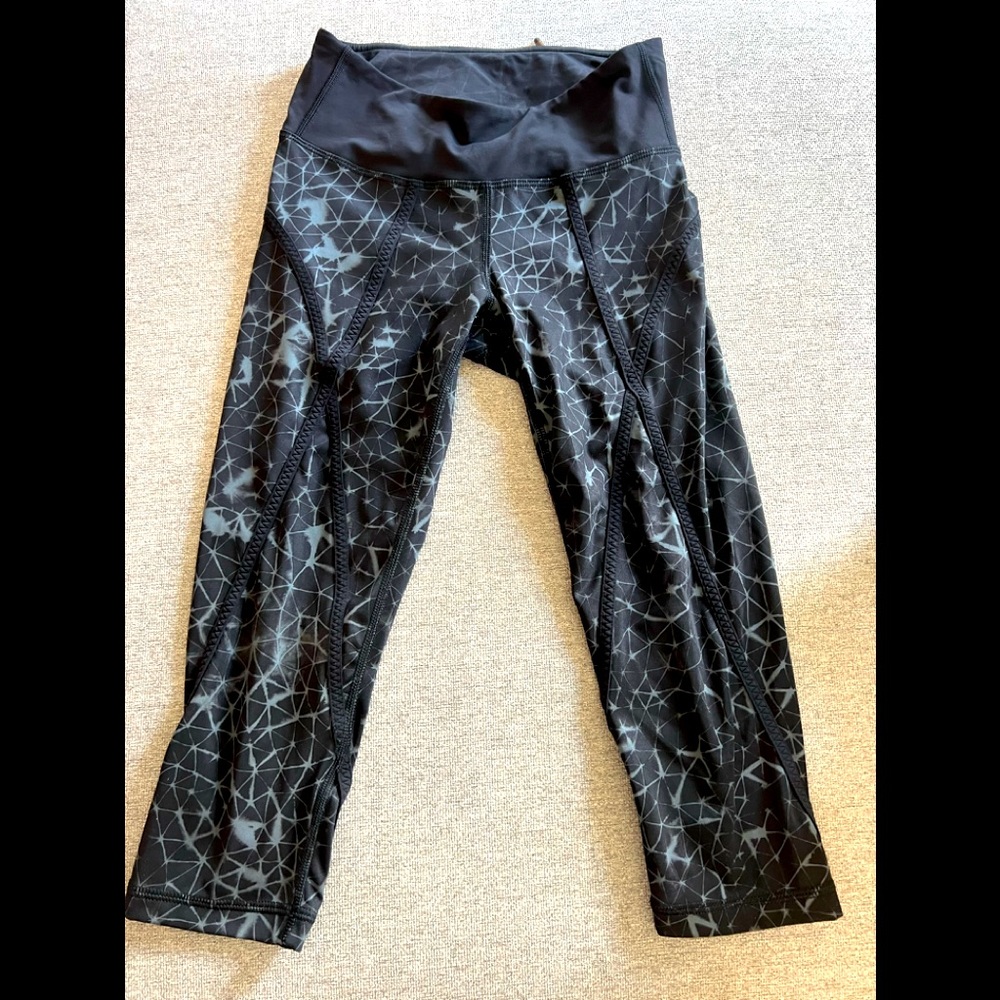 Lululemon black and gray galaxy print crop leggings size 0/2/xs